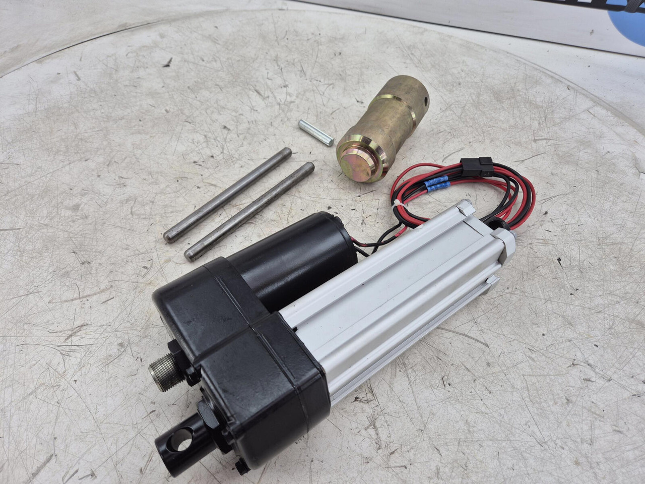 Demag AC 120 Counterweigt locking liniar motor set - النظام الكهربائي - رافعة: صورة 1 Demag AC 120 Counterweigt locking liniar motor set - النظام الكهربائي - رافعة: صورة 1
