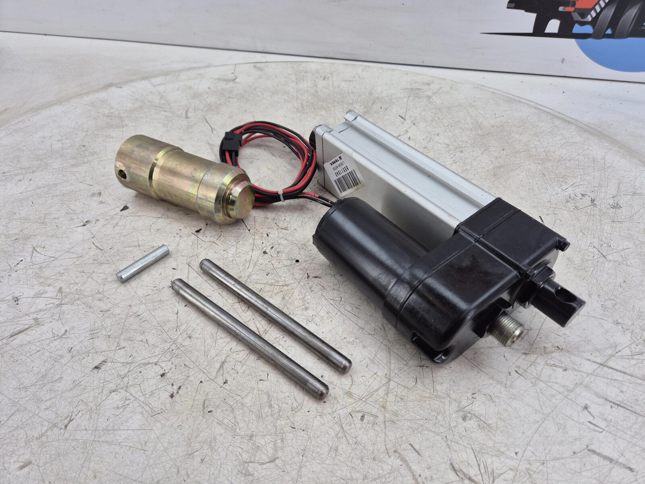 Demag AC 120 Counterweigt locking liniar motor set - النظام الكهربائي - رافعة: صورة 2 Demag AC 120 Counterweigt locking liniar motor set - النظام الكهربائي - رافعة: صورة 2