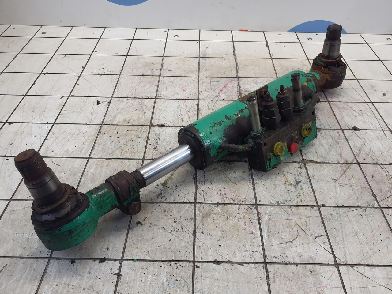 FAUN ATF 60-3 axle 3 steering lock cylinder left side - اسطوانة هيدروليكية - موبايل كرين: صورة 2 FAUN ATF 60-3 axle 3 steering lock cylinder left side - اسطوانة هيدروليكية - موبايل كرين: صورة 2