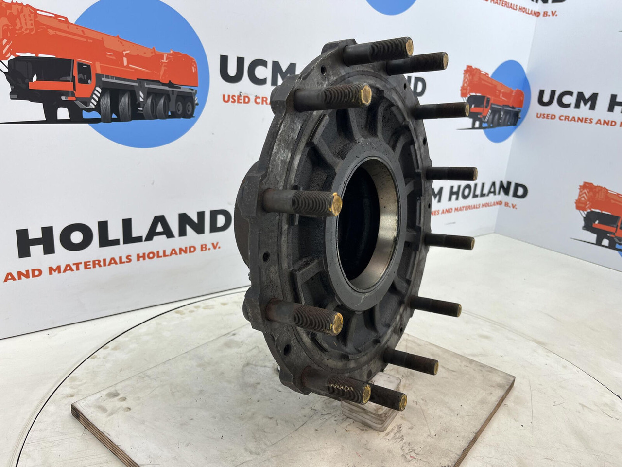 Grove GMK 3050 Megatrak wheel hub - محور - رافعة: صورة 2 Grove GMK 3050 Megatrak wheel hub - محور - رافعة: صورة 2