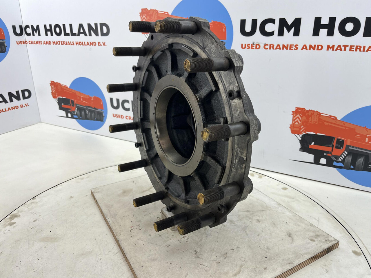 Grove GMK 3050 Megatrak wheel hub - محور - رافعة: صورة 1 Grove GMK 3050 Megatrak wheel hub - محور - رافعة: صورة 1