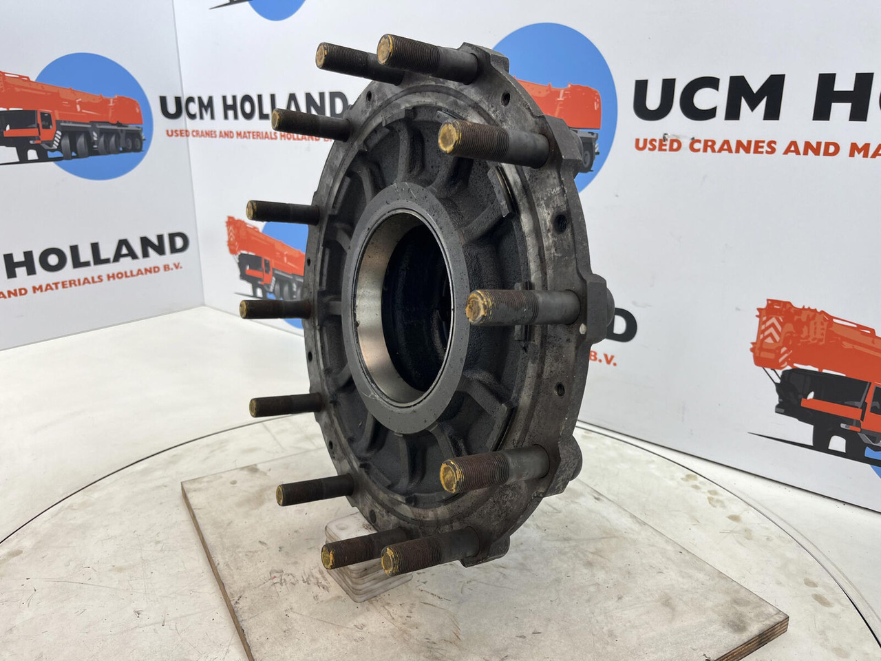 Grove GMK 3050 Megatrak wheel hub - محور - رافعة: صورة 1 Grove GMK 3050 Megatrak wheel hub - محور - رافعة: صورة 1
