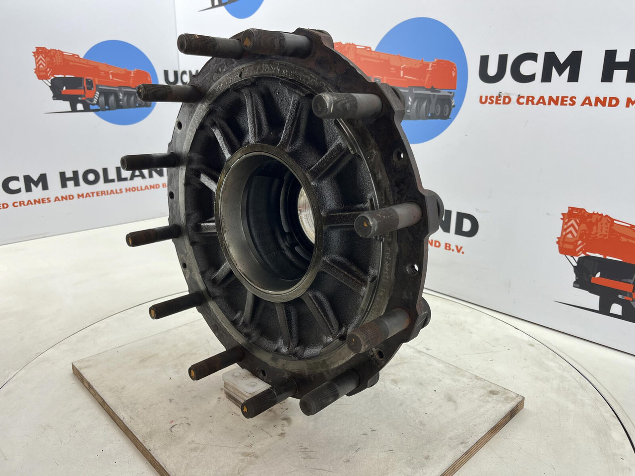 Grove GMK Megatrak wheel hub - محور - رافعة: صورة 1 Grove GMK Megatrak wheel hub - محور - رافعة: صورة 1