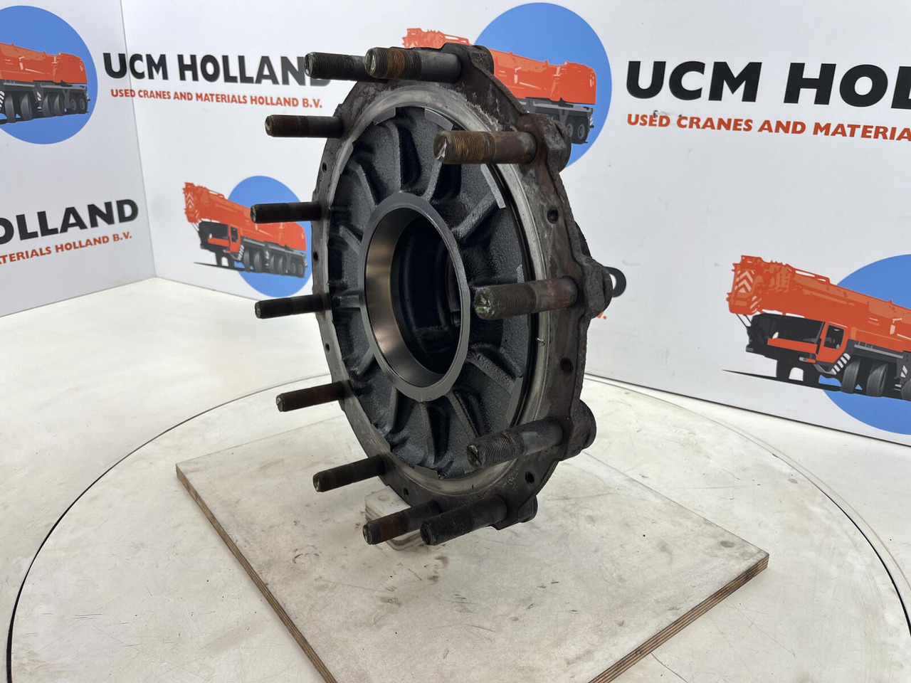 Grove GMK Megatrak wheel hub - محور - رافعة: صورة 1 Grove GMK Megatrak wheel hub - محور - رافعة: صورة 1