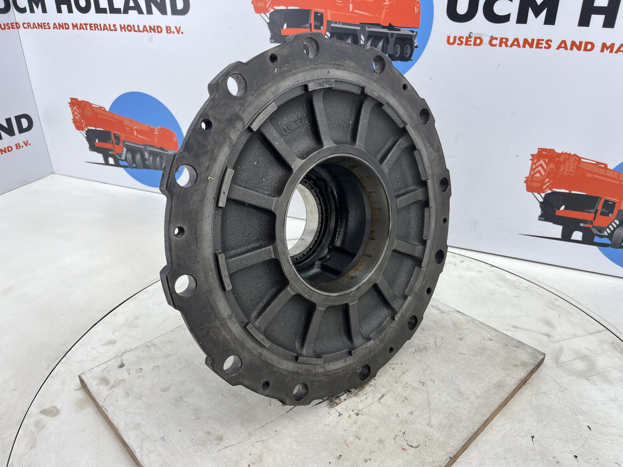 Krupp KMK 3045 Megatrak wheel hub - محور - آلات البناء: صورة 2 Krupp KMK 3045 Megatrak wheel hub - محور - آلات البناء: صورة 2