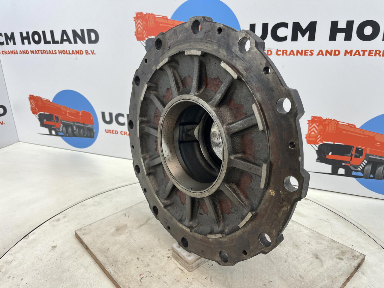 Krupp KMK 3045 Megatrak wheel hub - محور - رافعة: صورة 1 Krupp KMK 3045 Megatrak wheel hub - محور - رافعة: صورة 1