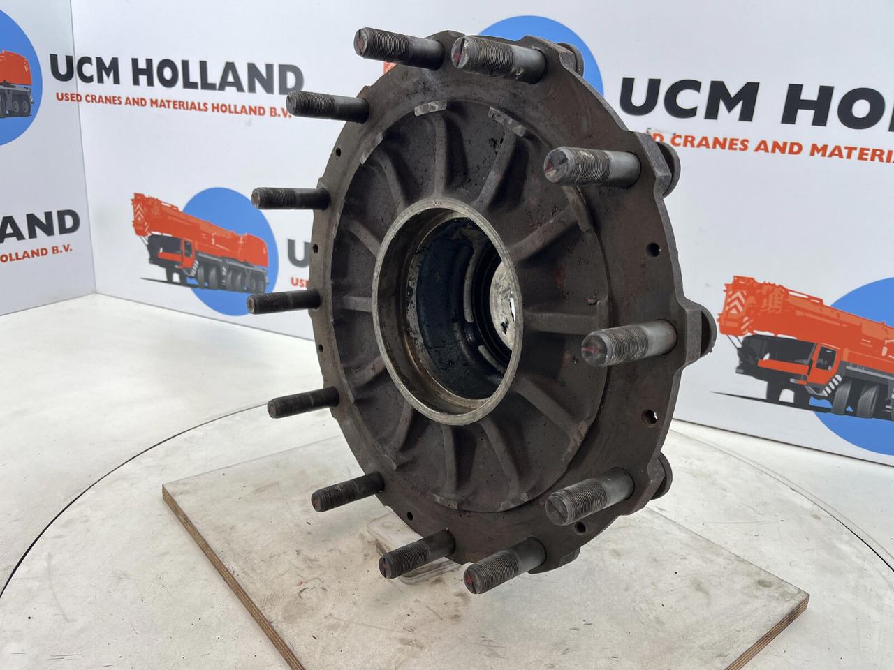 Krupp KMK 3045 Megatrak wheel hub - محور - رافعة: صورة 1 Krupp KMK 3045 Megatrak wheel hub - محور - رافعة: صورة 1