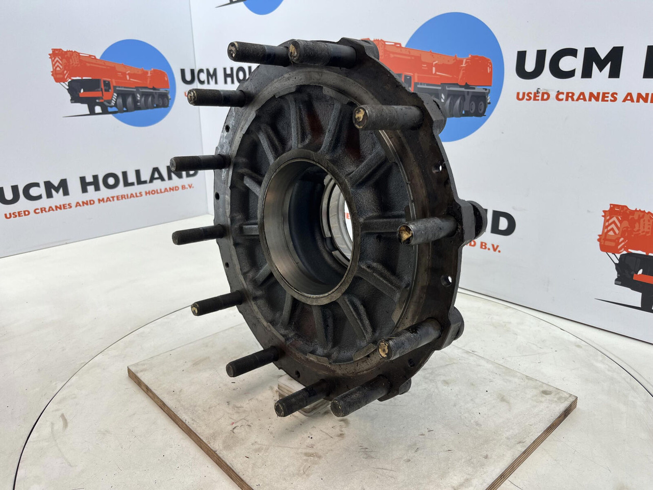 Krupp KMK 3045 Megatrak wheel hub - محور - رافعة: صورة 1 Krupp KMK 3045 Megatrak wheel hub - محور - رافعة: صورة 1