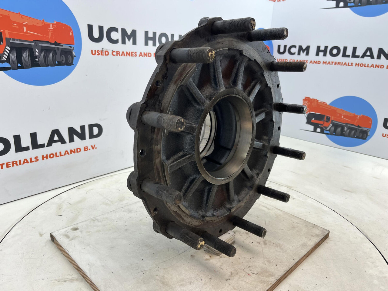 Krupp KMK 3045 Megatrak wheel hub - محور - رافعة: صورة 2 Krupp KMK 3045 Megatrak wheel hub - محور - رافعة: صورة 2