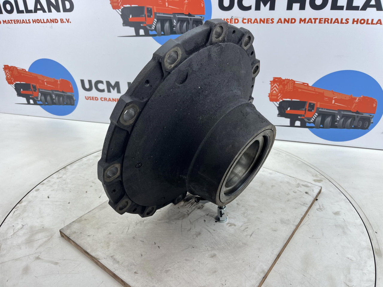 Krupp KMK 3045 Megatrak wheel hub - محور - آلات البناء: صورة 4 Krupp KMK 3045 Megatrak wheel hub - محور - آلات البناء: صورة 4