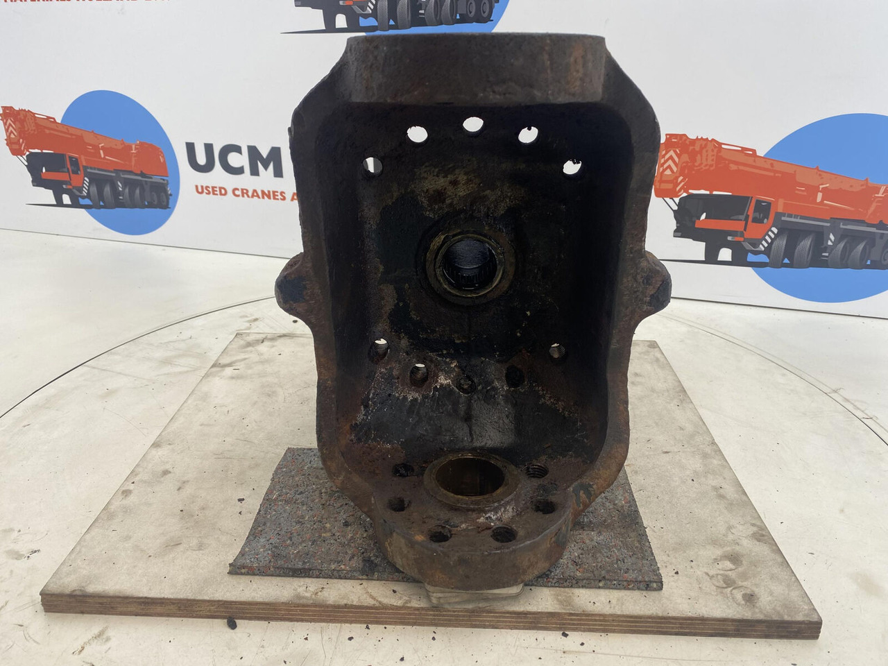 Liebherr LTM 1025 Steering knuckle 16 holes axle 1 - مفصل التوجيه - موبايل كرين: صورة 5 Liebherr LTM 1025 Steering knuckle 16 holes axle 1 - مفصل التوجيه - موبايل كرين: صورة 5