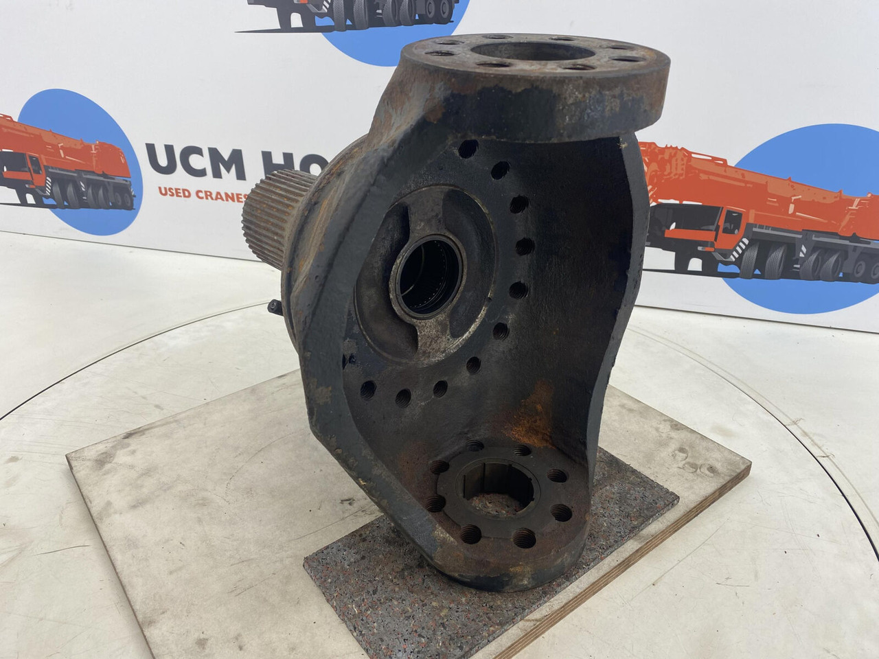 Liebherr LTM 1035/2 Steering knuckle 16 holes - مفصل التوجيه - موبايل كرين: صورة 4 Liebherr LTM 1035/2 Steering knuckle 16 holes - مفصل التوجيه - موبايل كرين: صورة 4