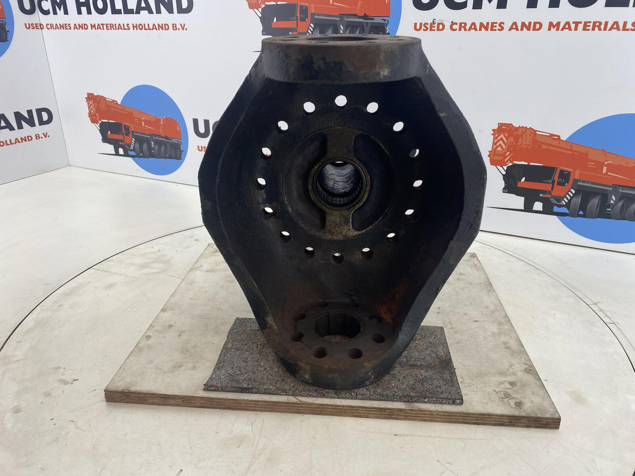 Liebherr LTM 1035/2 Steering knuckle 16 holes - مفصل التوجيه - موبايل كرين: صورة 5 Liebherr LTM 1035/2 Steering knuckle 16 holes - مفصل التوجيه - موبايل كرين: صورة 5