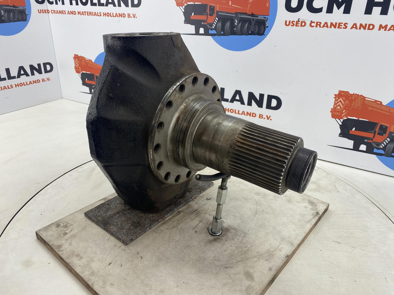Liebherr LTM 1035 Steering knuckle 16 holes axle 1 - مفصل التوجيه - موبايل كرين: صورة 3 Liebherr LTM 1035 Steering knuckle 16 holes axle 1 - مفصل التوجيه - موبايل كرين: صورة 3