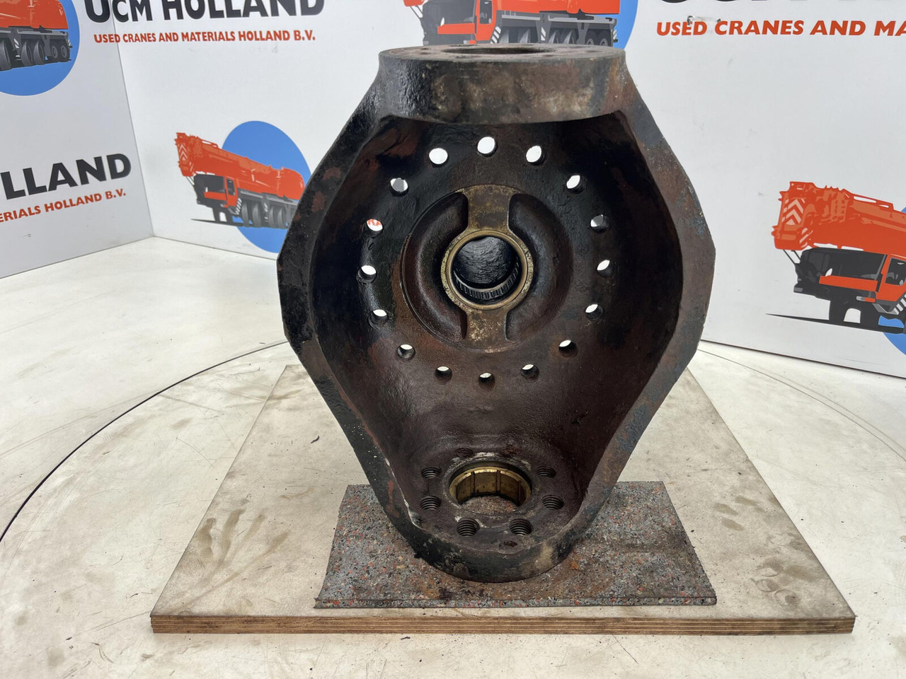 Liebherr LTM 1035 Steering knuckle 16 holes axle 1 - مفصل التوجيه - موبايل كرين: صورة 5 Liebherr LTM 1035 Steering knuckle 16 holes axle 1 - مفصل التوجيه - موبايل كرين: صورة 5