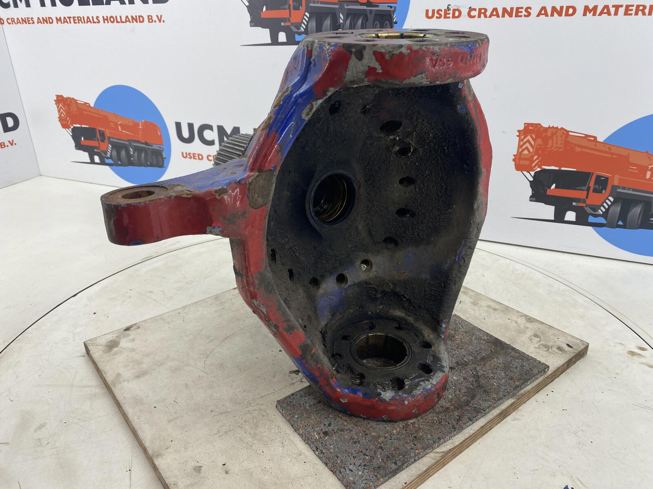 Liebherr LTM 1040-2.1 Steering knuckle 16 holes axle 2 - مفصل التوجيه - موبايل كرين: صورة 4 Liebherr LTM 1040-2.1 Steering knuckle 16 holes axle 2 - مفصل التوجيه - موبايل كرين: صورة 4