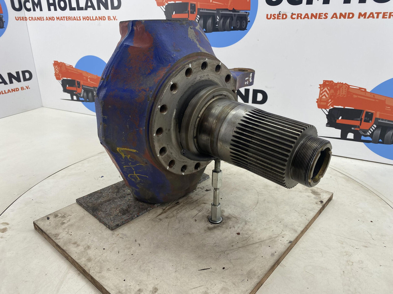 Liebherr LTM 1040-2.1 Steering knuckle 16 holes axle 2 - مفصل التوجيه - موبايل كرين: صورة 3 Liebherr LTM 1040-2.1 Steering knuckle 16 holes axle 2 - مفصل التوجيه - موبايل كرين: صورة 3