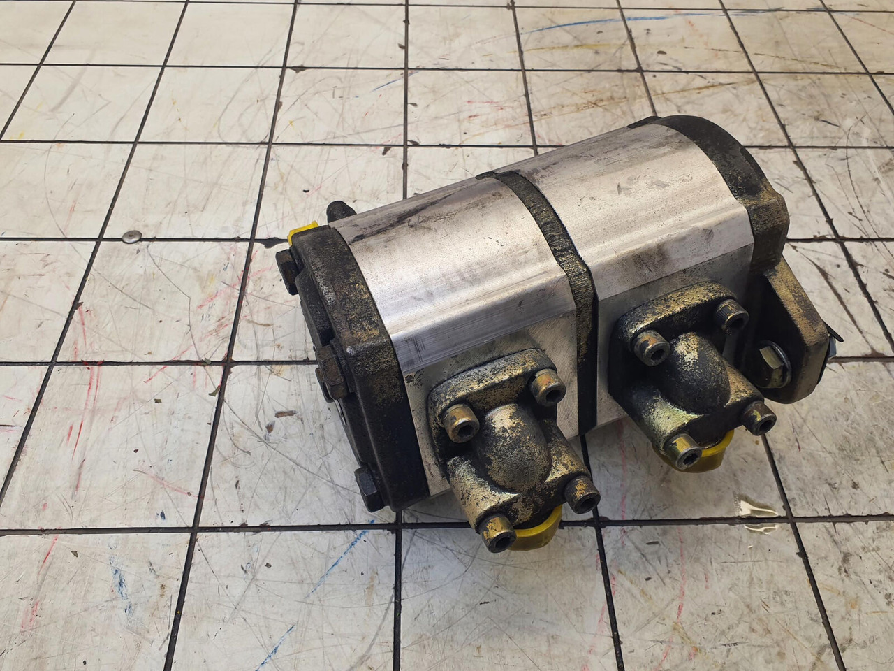 Liebherr LTM 1045-3.1 dual gear pump - مضخة هيدروليكية - موبايل كرين: صورة 1 Liebherr LTM 1045-3.1 dual gear pump - مضخة هيدروليكية - موبايل كرين: صورة 1