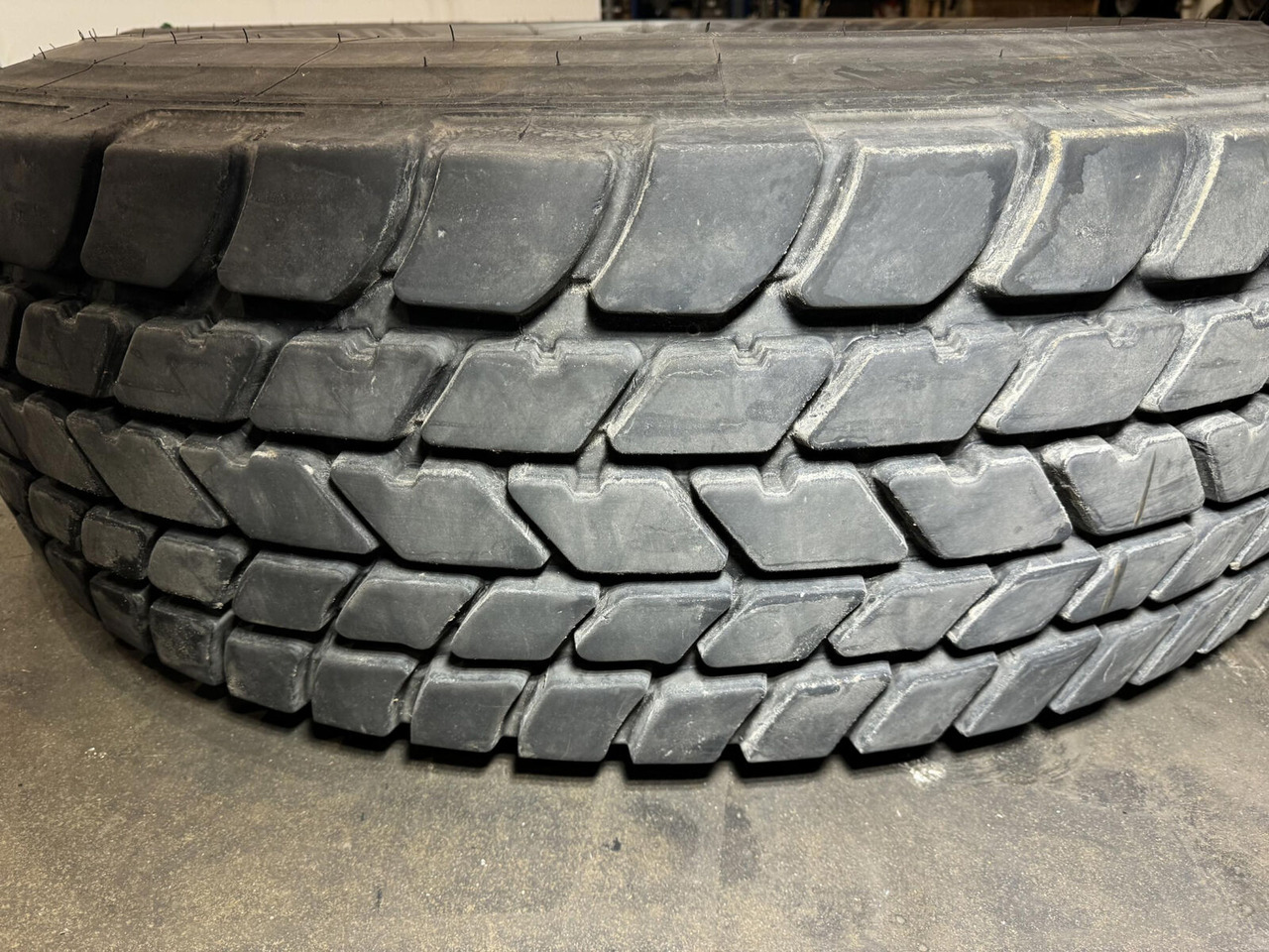 Michelin Wheel 445/95R25 10 12.3 1p - عجلات - رافعة: صورة 3 Michelin Wheel 445/95R25 10 12.3 1p - عجلات - رافعة: صورة 3