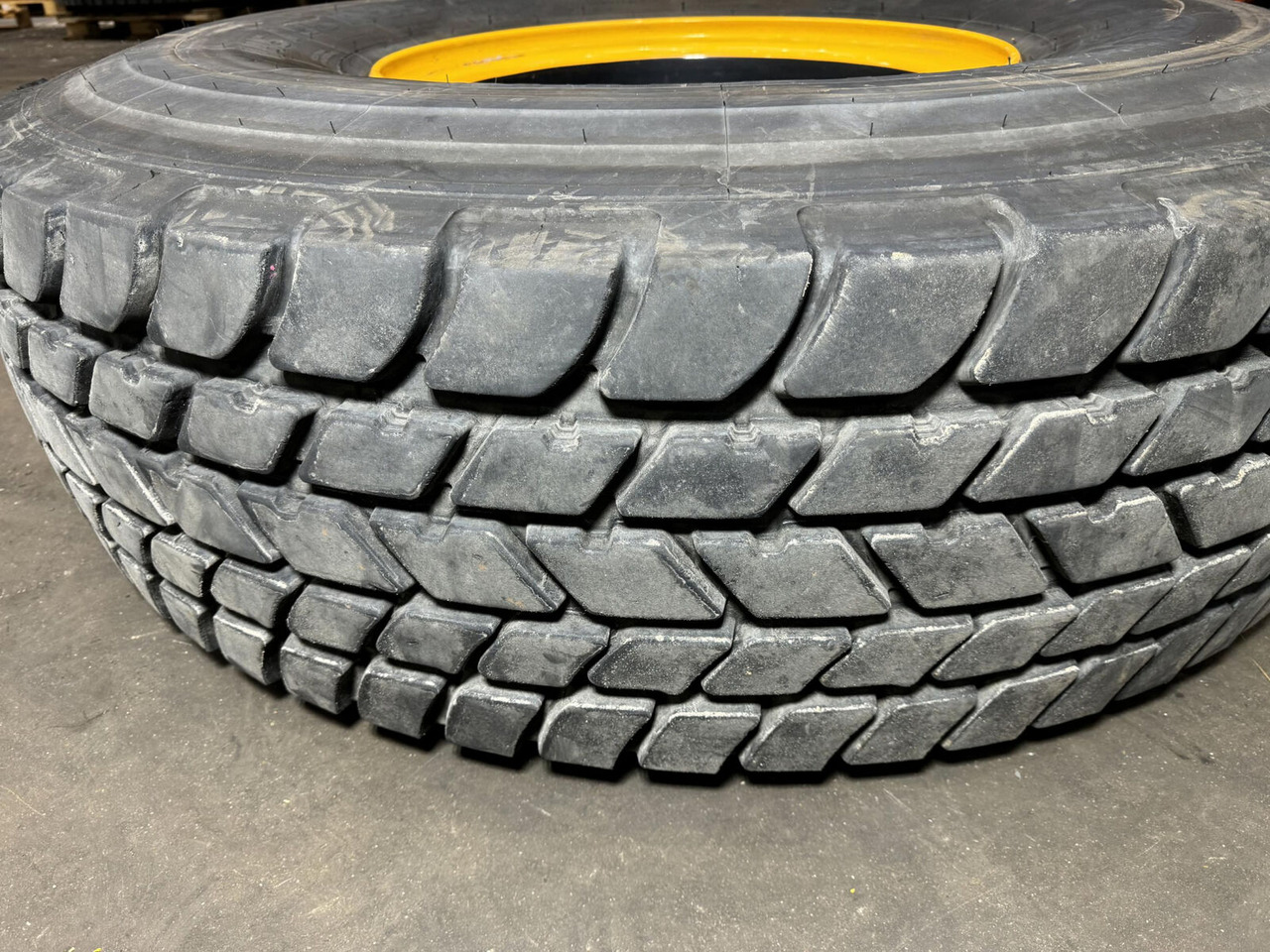 Michelin Wheel 445/95R25 10 12.3 1p - عجلات - رافعة: صورة 3 Michelin Wheel 445/95R25 10 12.3 1p - عجلات - رافعة: صورة 3