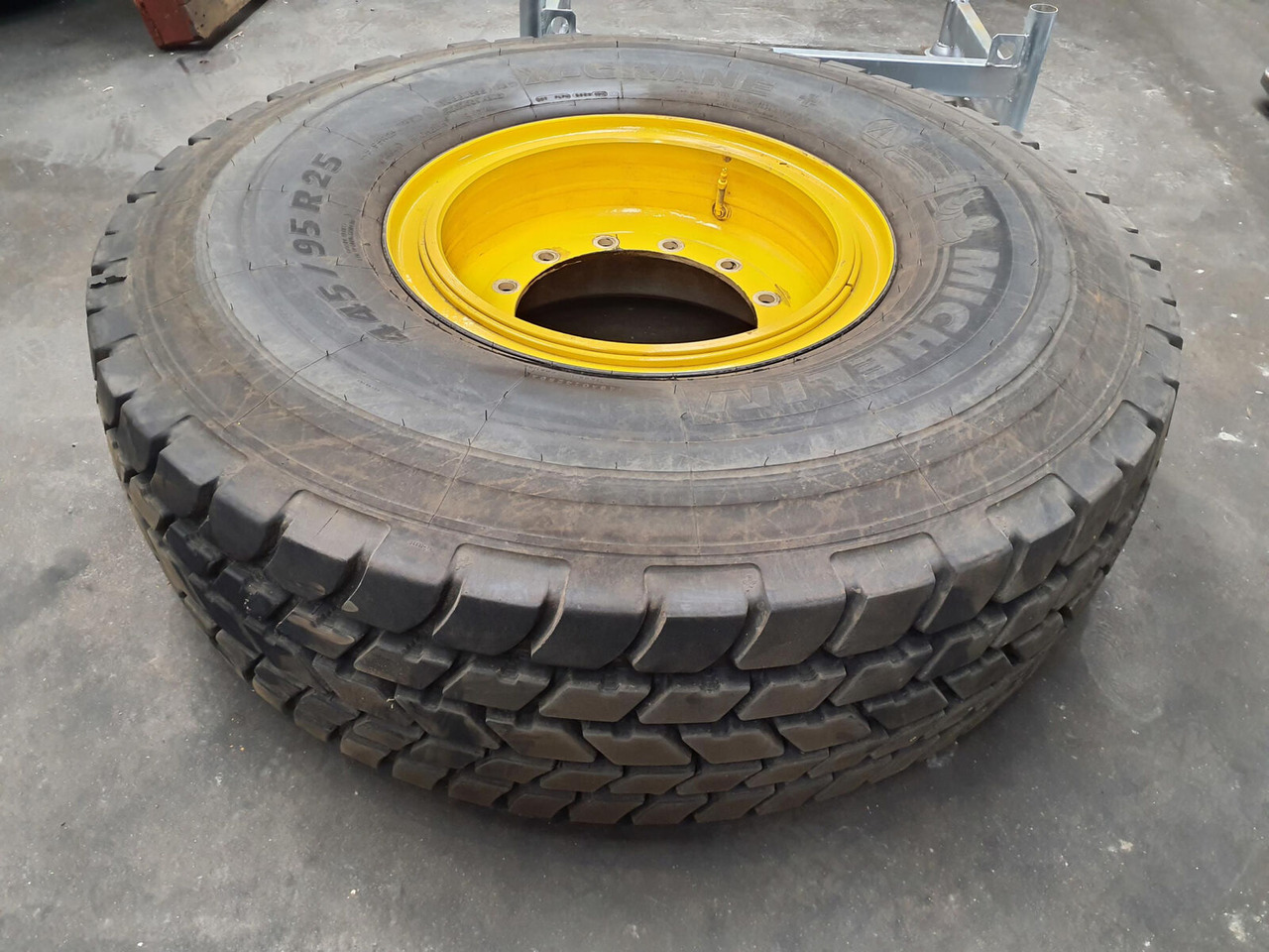 Michelin Wheel 445/95R25 12 14.8 3p - عجلات - رافعة: صورة 2 Michelin Wheel 445/95R25 12 14.8 3p - عجلات - رافعة: صورة 2