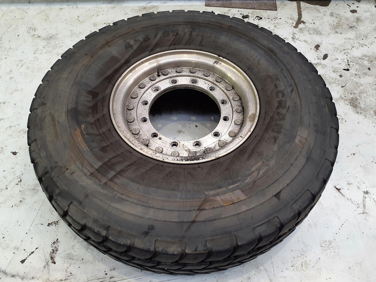 Michelin Wheel 445/95R25 12 9 2p alu - عجلات - رافعة: صورة 3 Michelin Wheel 445/95R25 12 9 2p alu - عجلات - رافعة: صورة 3