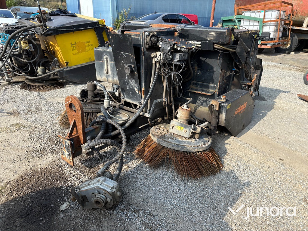 Bogserad Sopmaskin Fjärås FS 700 - سياره كنس شوارع: صورة 1 Bogserad Sopmaskin Fjärås FS 700 - سياره كنس شوارع: صورة 1