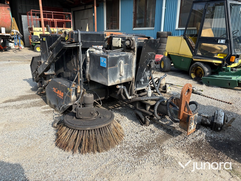 Bogserad Sopmaskin Fjärås FS 700 - سياره كنس شوارع: صورة 2 Bogserad Sopmaskin Fjärås FS 700 - سياره كنس شوارع: صورة 2