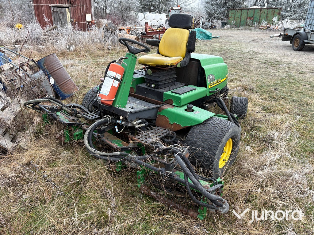 Gräsklippare - John Deere 3235B - جزازة أعشاب الحدائق: صورة 1 Gräsklippare - John Deere 3235B - جزازة أعشاب الحدائق: صورة 1