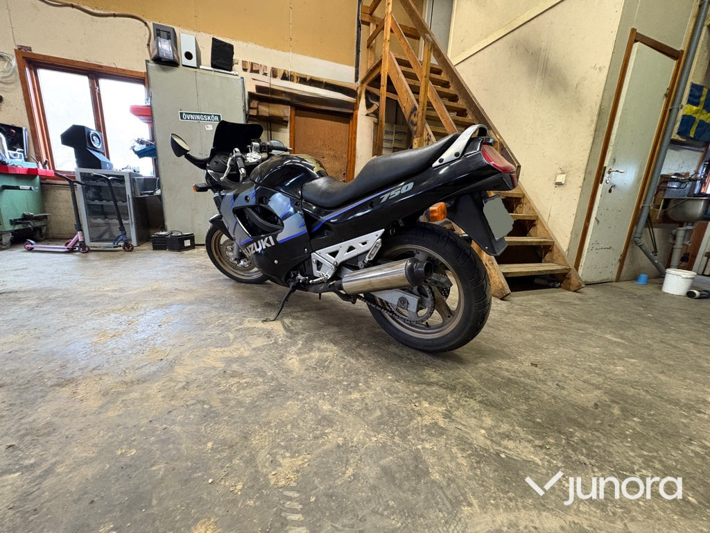 Motorcykel - Suzuki, GSX 750 F - دراجة نارية: صورة 3 Motorcykel - Suzuki, GSX 750 F - دراجة نارية: صورة 3