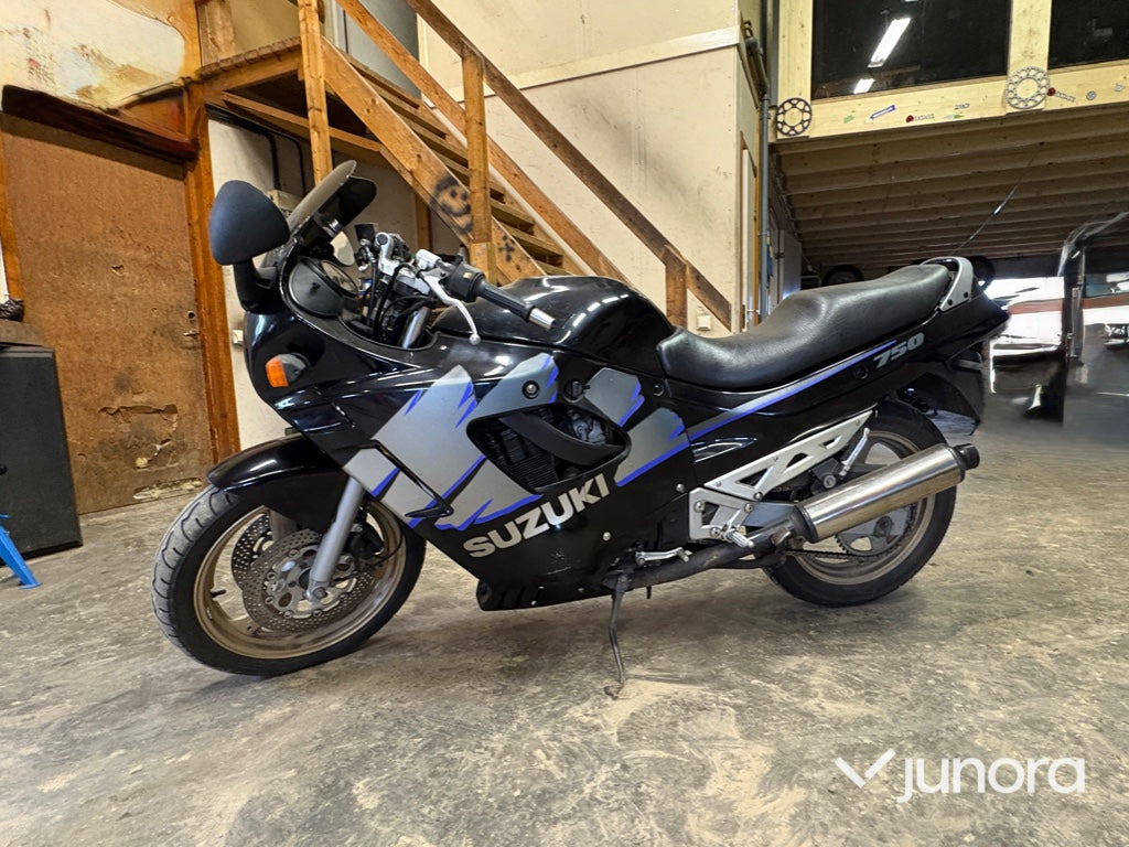 Motorcykel - Suzuki, GSX 750 F - دراجة نارية: صورة 2 Motorcykel - Suzuki, GSX 750 F - دراجة نارية: صورة 2