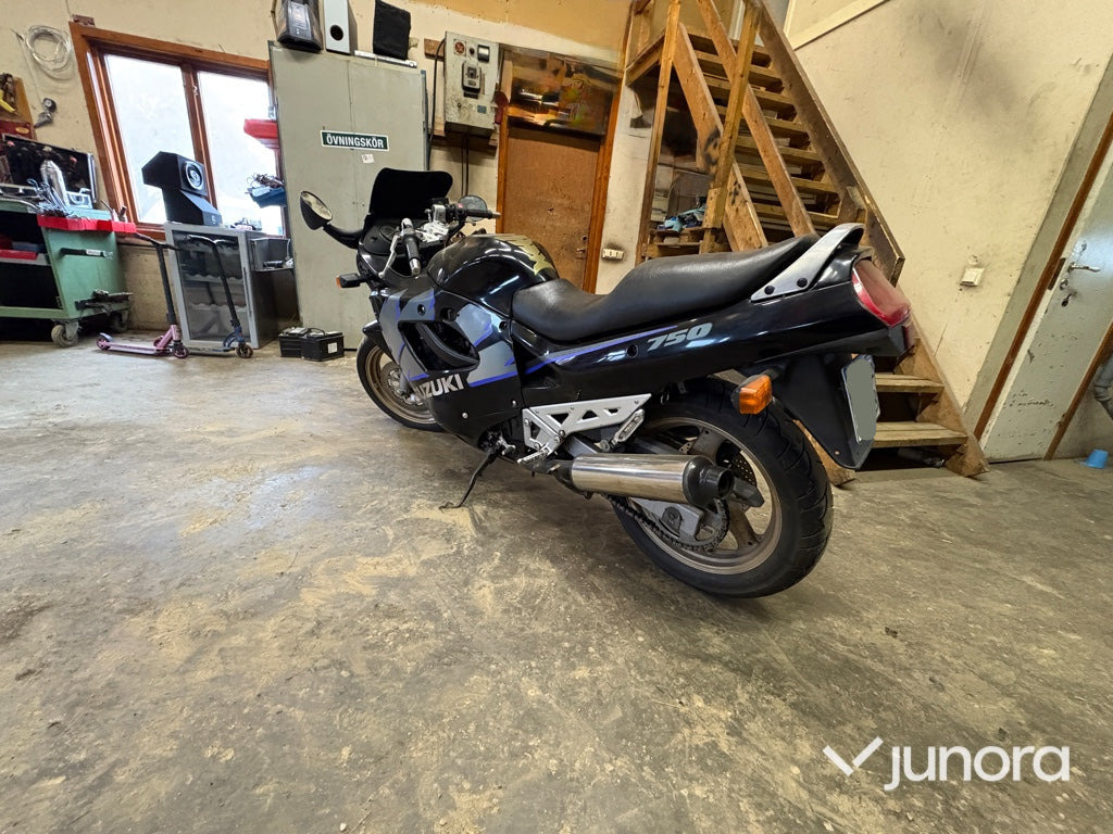 Motorcykel - Suzuki, GSX 750 F - دراجة نارية: صورة 4 Motorcykel - Suzuki, GSX 750 F - دراجة نارية: صورة 4