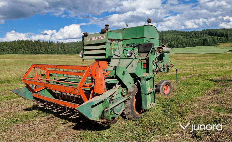 Skördetröska - Volvo BM, Aktiv 800 + Aktiv 800 som reservdel - حصادة موحَّدة: صورة 1 Skördetröska - Volvo BM, Aktiv 800 + Aktiv 800 som reservdel - حصادة موحَّدة: صورة 1