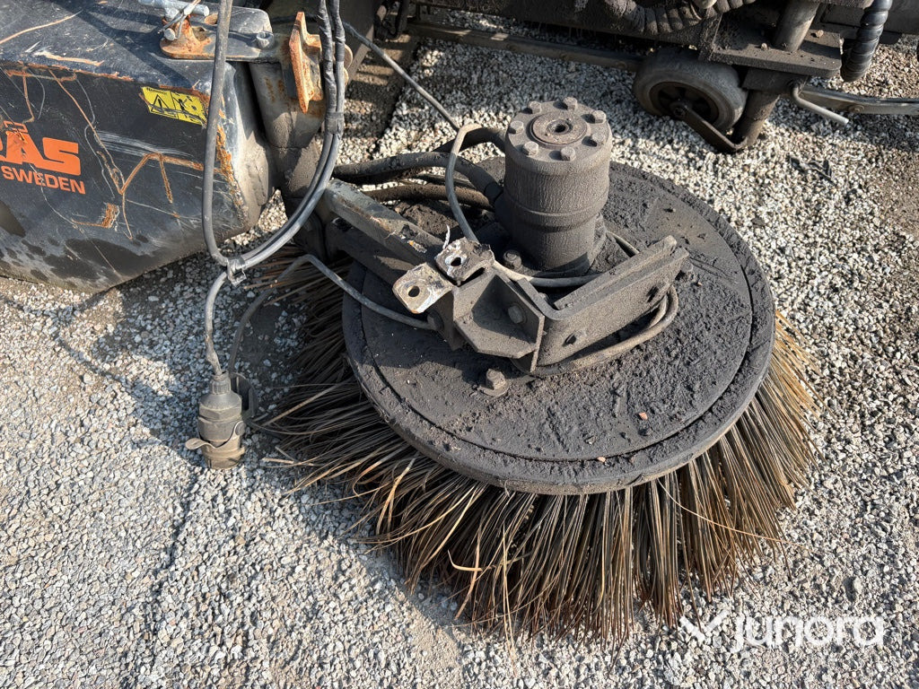 Sopmaskin Bogserad - Fjärås, FS 700 - سياره كنس شوارع: صورة 4 Sopmaskin Bogserad - Fjärås, FS 700 - سياره كنس شوارع: صورة 4