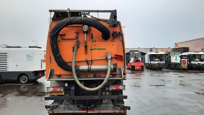 VOLVO M9 4x2R + Johnston Beam VX800 Road Cleaner - سياره كنس شوارع: صورة 3 VOLVO M9 4x2R + Johnston Beam VX800 Road Cleaner - سياره كنس شوارع: صورة 3