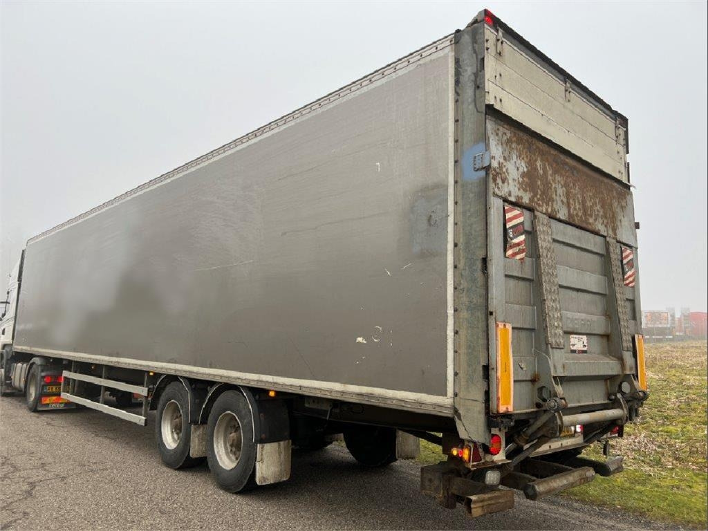 Fruehauf 13,6 mtr box - lodretstående lift - نصف مقطورة صندوق مغلق: صورة 4 Fruehauf 13,6 mtr box - lodretstående lift - نصف مقطورة صندوق مغلق: صورة 4