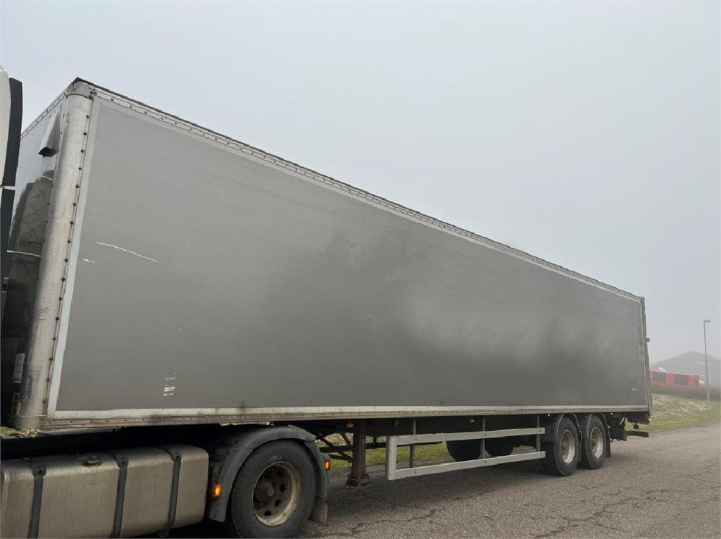 Fruehauf 13,6 mtr box - lodretstående lift - نصف مقطورة صندوق مغلق: صورة 3 Fruehauf 13,6 mtr box - lodretstående lift - نصف مقطورة صندوق مغلق: صورة 3