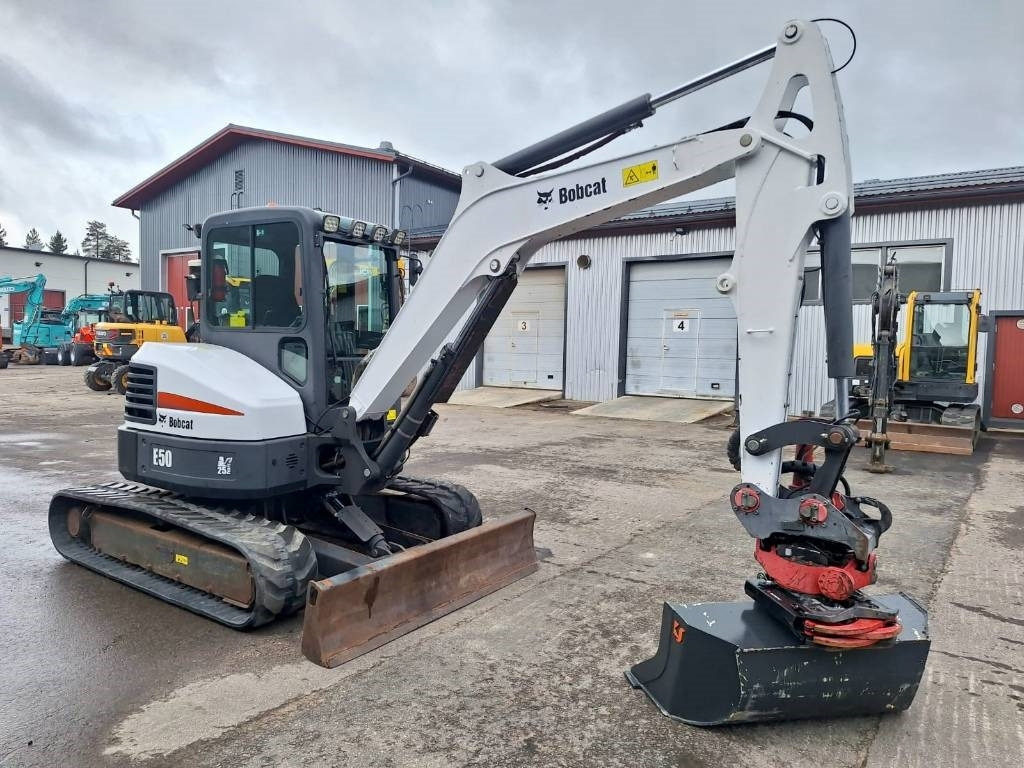 Bobcat MYYTY! SOLD! E50 PYÖRITTÄJÄLLÄ - حفارة مُصَّغرة: صورة 4 Bobcat MYYTY! SOLD! E50 PYÖRITTÄJÄLLÄ - حفارة مُصَّغرة: صورة 4