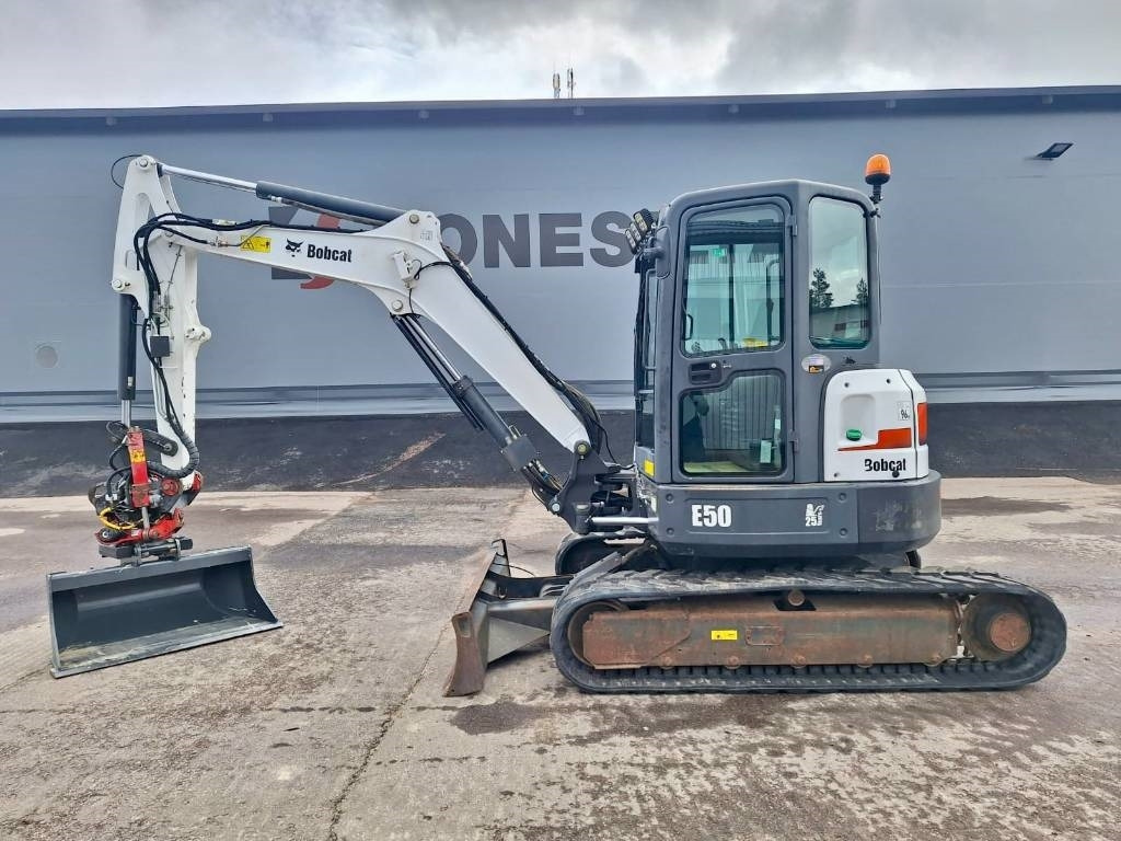 Bobcat MYYTY! SOLD! E50 PYÖRITTÄJÄLLÄ - حفارة مُصَّغرة: صورة 1 Bobcat MYYTY! SOLD! E50 PYÖRITTÄJÄLLÄ - حفارة مُصَّغرة: صورة 1