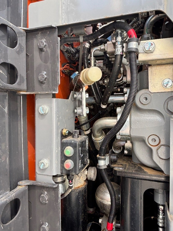 حفار زحاف Hitachi ZX225USLC-7: صورة 9