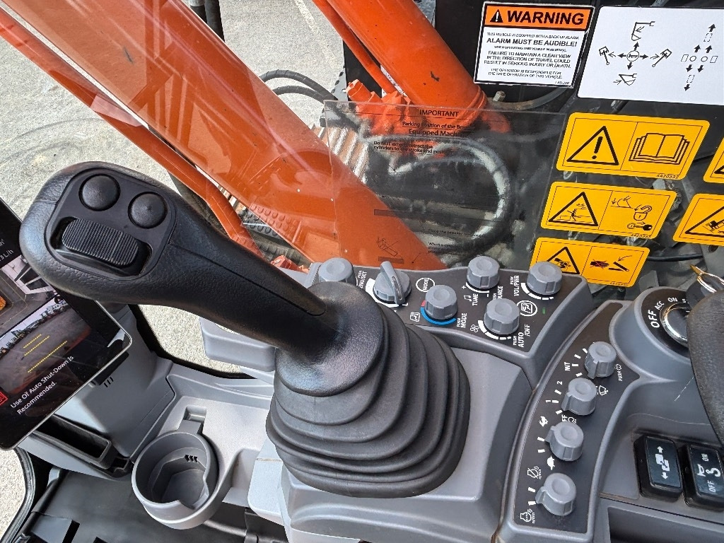 حفار زحاف Hitachi ZX225USLC-7: صورة 10