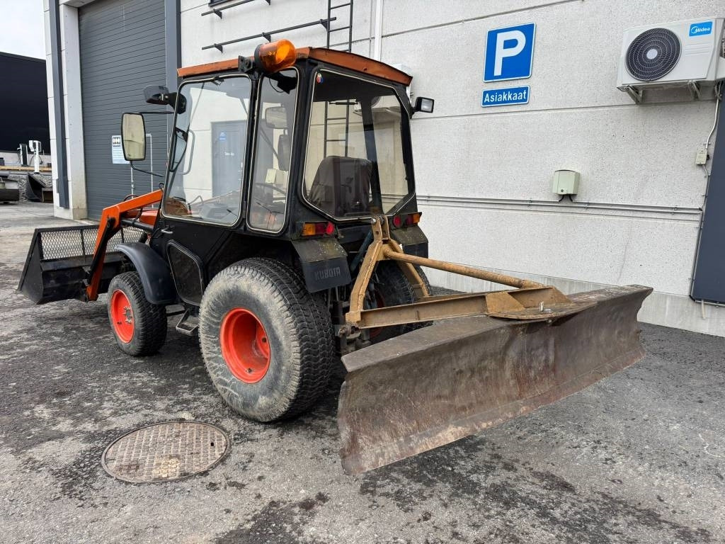 Kubota L245 DT ETUKUORMAAJALLA  - جرار: صورة 2 Kubota L245 DT ETUKUORMAAJALLA  - جرار: صورة 2