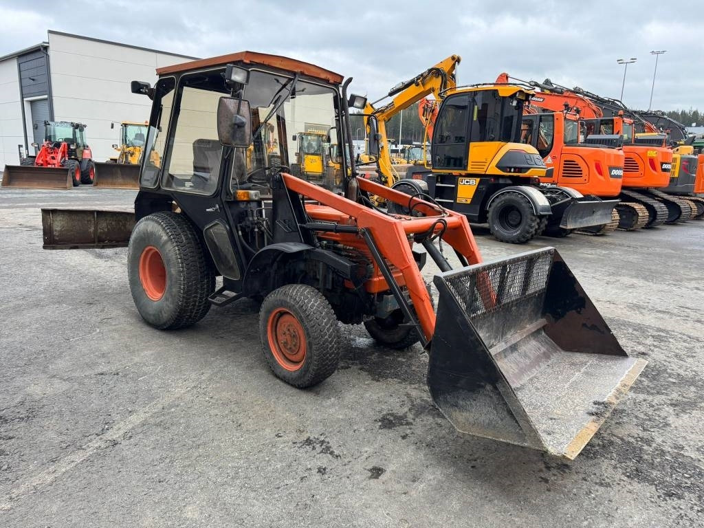Kubota L245 DT ETUKUORMAAJALLA  - جرار: صورة 5 Kubota L245 DT ETUKUORMAAJALLA  - جرار: صورة 5