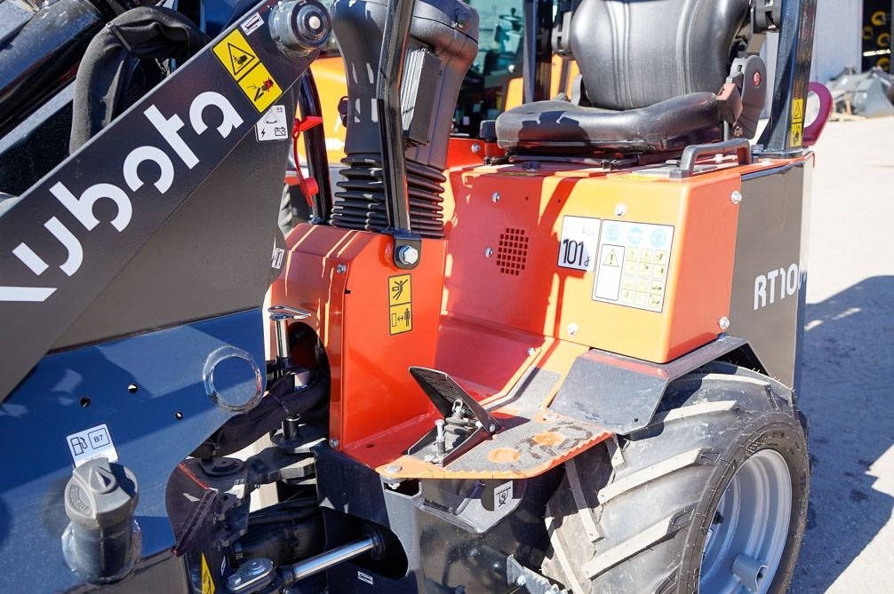 لودر مفصلي صغير Kubota RT100-2: صورة 17
