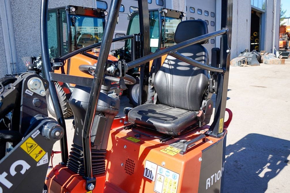 لودر مفصلي صغير Kubota RT100-2: صورة 18