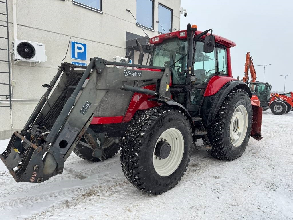 Valtra MYYTY! SOLD! M130 ETUKUORMAAJALLA - جرار: صورة 2 Valtra MYYTY! SOLD! M130 ETUKUORMAAJALLA - جرار: صورة 2