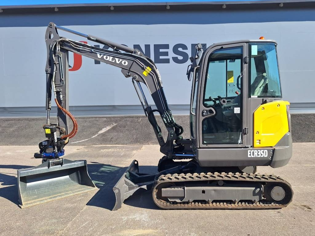 Volvo EC35D PYÖRITTÄJÄLLÄ - حفارة مُصَّغرة: صورة 1 Volvo EC35D PYÖRITTÄJÄLLÄ - حفارة مُصَّغرة: صورة 1