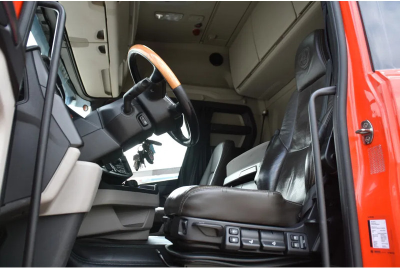 Scania R450 NGS 6x2/4NB - RETARDER - FULL AIR - 748 TKM - LEATHER SEATS - NAVI - 2 x FUEL TANKS - LED LIGHTS - - وحدة جر: صورة 4 Scania R450 NGS 6x2/4NB - RETARDER - FULL AIR - 748 TKM - LEATHER SEATS - NAVI - 2 x FUEL TANKS - LED LIGHTS - - وحدة جر: صورة 4