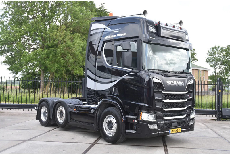 Scania R520 V8 NGS 6x2/4 - 701 TKM - NAVI - LEATHER SEATS - ALCOA'S - LED LIGHTS - TOP CONDITION - - وحدة جر: صورة 1 Scania R520 V8 NGS 6x2/4 - 701 TKM - NAVI - LEATHER SEATS - ALCOA'S - LED LIGHTS - TOP CONDITION - - وحدة جر: صورة 1