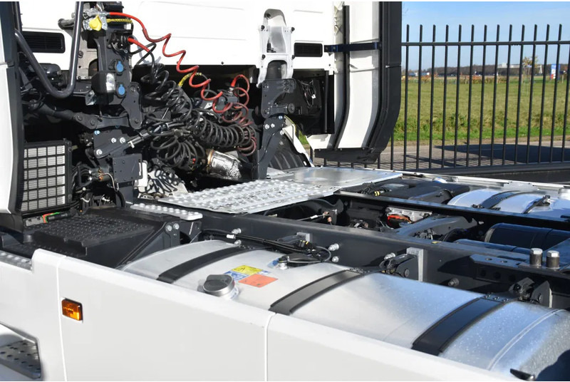 Scania S460 NGS 4x2NB - ONLY 112 TKM - FULL AIR - PARK. AIRCO - LEATHER SEATS - 2 x FUEL TANKS - LED LIGHTS - EXCELLENT CONDITION - - وحدة جر: صورة 4 Scania S460 NGS 4x2NB - ONLY 112 TKM - FULL AIR - PARK. AIRCO - LEATHER SEATS - 2 x FUEL TANKS - LED LIGHTS - EXCELLENT CONDITION - - وحدة جر: صورة 4